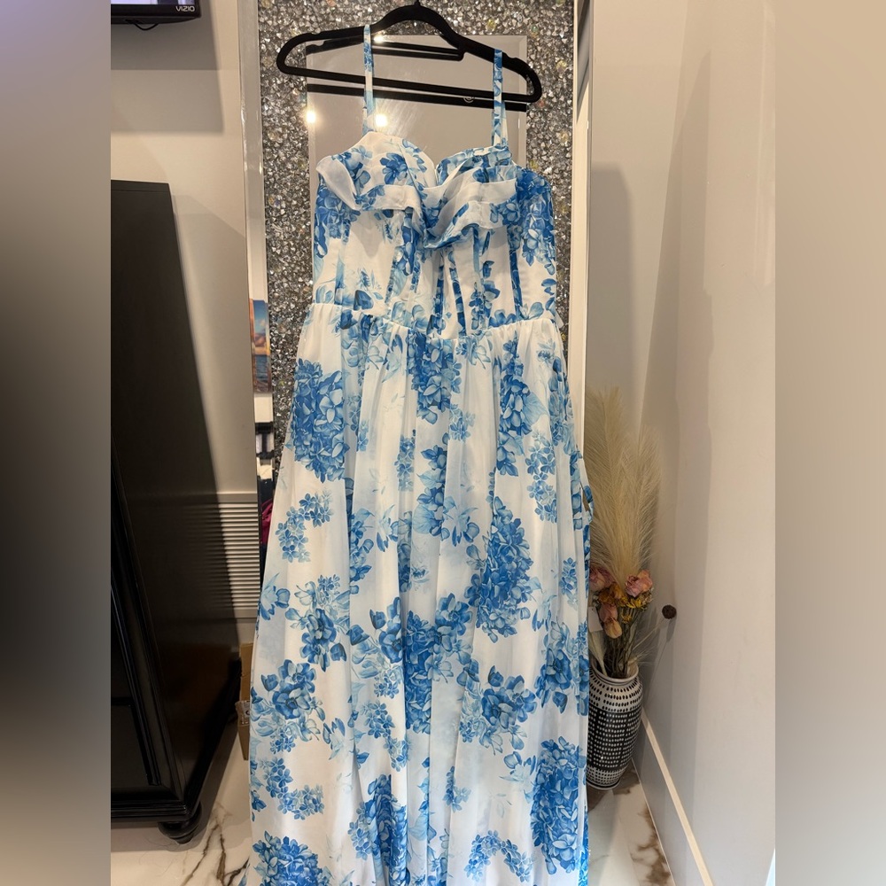 Elegant Blue Floral Strapless Dress - Picture 7 of 7